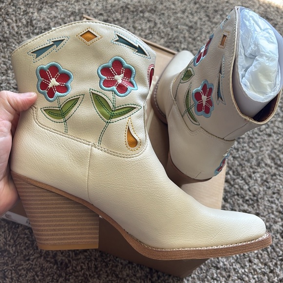 NEW In Box Zodiac Roslyn Flower Embroidered Birch Multi Western Heel Boots 7 - Picture 6 of 14